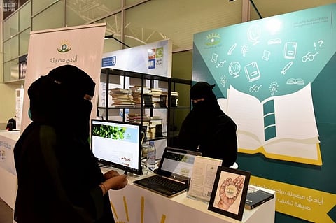 "أيادٍ مضيئة" وقصّة ٥٠ كتاباً للمكفوفين .. بدأت بتغريدة وتحوّلت إلى مبادرة مجتمعية