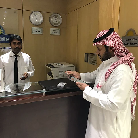 شاهد.. "حملات الفجر" تستهدف ١٢٧ فندقاً ووحدة بالرياض وتضبط ٦٢ مخالفة