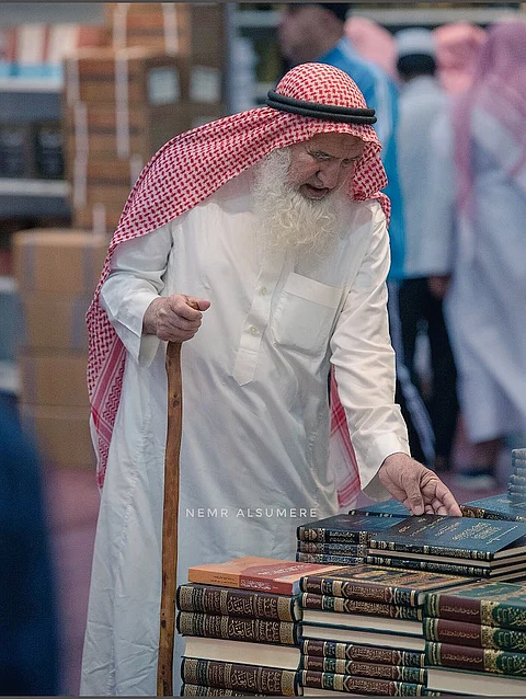 "عصا" المعرفة والقراءة.. تحمل القارئ الثمانيني للتجول في معرض الرياض للكتاب
