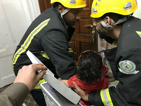 شاهد.. مدني الطائف ينقذ طفلة احتُجزت داخل نشافة غسالة ملابس