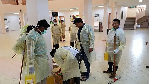 مستشفى أضم العام يعقم مجمع الضبيعة التعليمي احترازياً