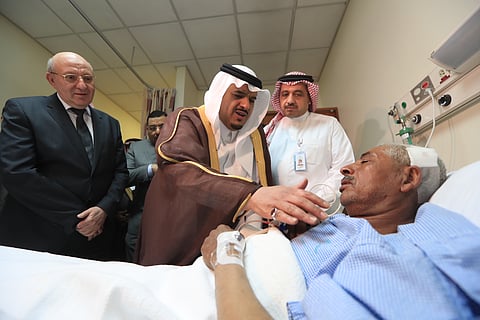 بالصور .. نائب أمير الرياض يتفقد المصابين والمواقع المتضررة من شظايا الصاروخ