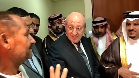 فيديو.. نائب أمير الرياض يستجيب لنقل شهيد شظايا صاروخ الحوثيين لدفنه بمصر