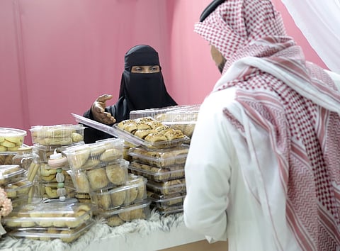 "أم عزام" تتحدى صانعات "الكليجا القصيمية" بـ"العراقية".. وجدل حول الأصل