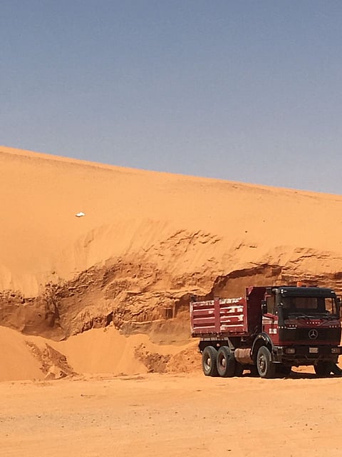 شركة خاصة تعيد الحفر الخطيرة إلى "نفود شقراء".. ومطالب بمحاسبتها
