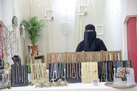 معلمة متقاعدة تترجم معنى العصامية لزوار "كليجا ببريدة".. إصرار وكفاح