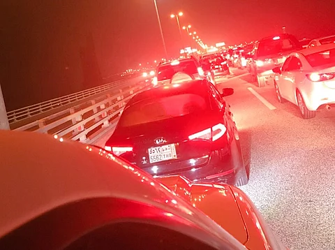 شلل يُصيب جسر الملك فهد وأكثر من 5 ساعات انتظار.. "سبق" تكشف التفاصيل
