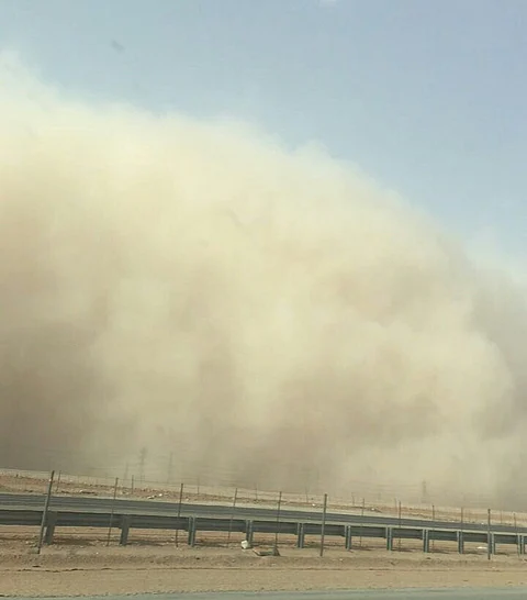 شاهد.. جبل مهيب من الغبار يجتاح طريق الدمام - الرياض ويحجب الرؤية