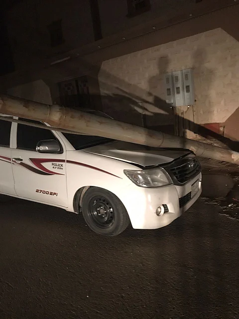 شاهد بالصور.. الرياح العاتية تقتلع أعمدة الكهرباء شرقي رفحاء