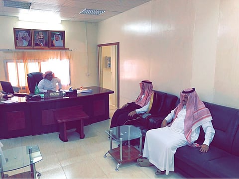 محافظ القويعية يتفقد مركز "سنام" ويقف على احتياجات الأهالي