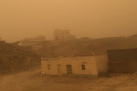 "غبار بيشة" يتسبب في إيقاف 5 رحلات جوية وتأخير سادسة