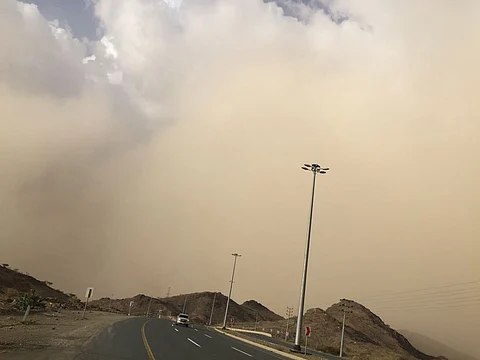 بسبب الغبار الكثيف.. إلغاء وتحويل جميع رحلات مطار الباحة