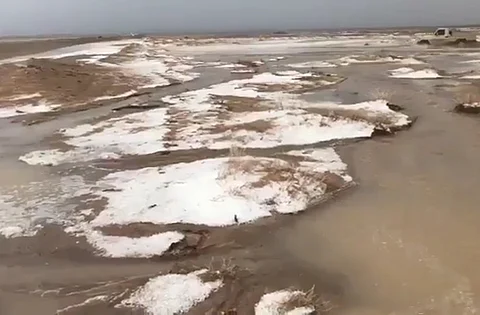 شاهد.. هطول أمطار مصحوبة بزخات البرد جنوب مهد الذهب