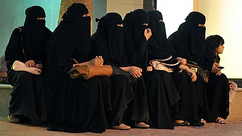 "الولاية على المرأة" .. قرار أسري وليس إلزاماً حكومياً و"النساء شقائق الرجال"