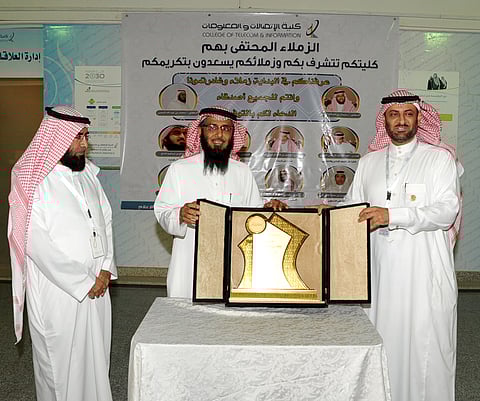 كلية اتصالات الرياض تُكَرّم متقاعديها ومنسوبيها