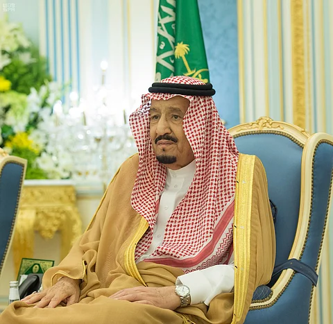 بالصور.. الملك يستقبل المفتي والأمراء وجمعاً من المواطنين بقصر اليمامة