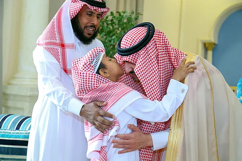 أمير الجوف يلتقي الطالب منقذ زميله في الفسحة المدرسية ويكرمه