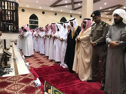 وكيل محايل ينقل تعازي القيادة لذوي الشهيد العريف "آل ماشي"