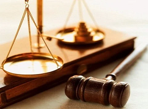 السجن عاماً والغرامة 500 ألف ريال لجريمة تجسس الزوج أو الزوجة على هاتف الآخر