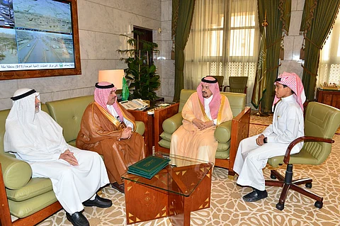 أمير الرياض يكرّم الطالب منقذ زميله بمجمع سلطان التعليمي