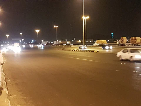 رصيف عشوائي يصطاد السيارات بطريق "السيل - الشرائع"