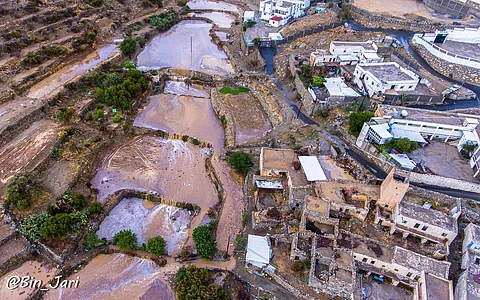 شاهد بالتصوير الجوي.. أمطار "بني عمرو النماص" تملأ المدرجات الزراعية وتشكل شلالات
