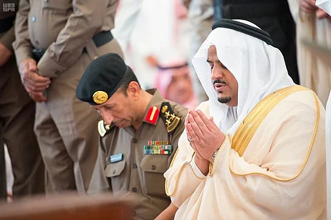 نائب أمير الرياض ينقل تعازي القيادة لأسرة الشهيد النقيب "الحوشان"