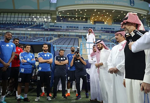 الوليد بن طلال حضر التدريب ووعد بمكافأة الهلال بـ 4 ملايين ريال