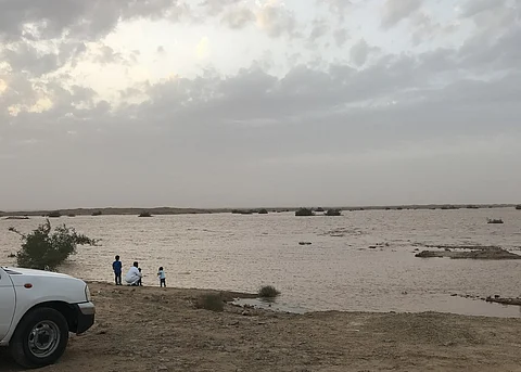 شاهد.. أمطار غزيرة على رفحاء.. والأهالي يستمتعون بالبحيرات الطبيعية