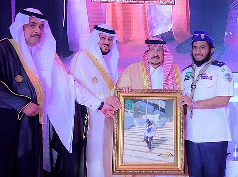 "جامعة سطام" تختار صورة عفوية هدية لأمير الرياض.. تعرف على صاحبها وقصتها