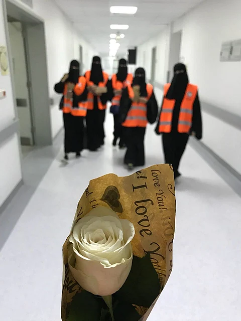متطوعات الهلال الأحمر في الجوف يقمن بزيارة المرضى بـ"تخصصي سكاكا"