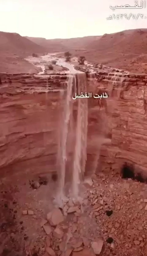 من أعالي جبال طويق .. الكاميرا الطائرة توثّق سحر شلالات الجحفة "فيديو"