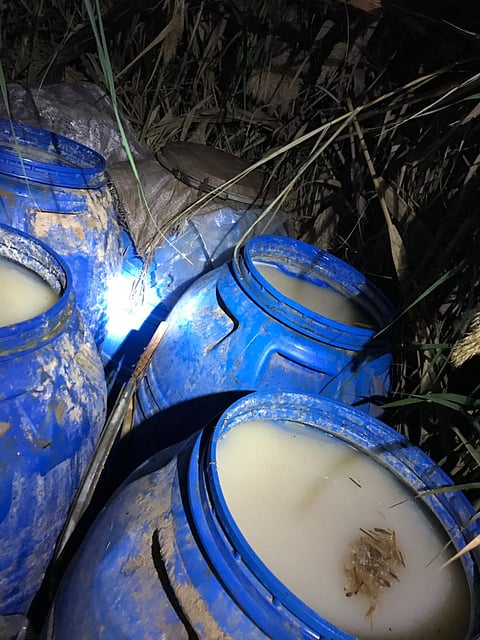 مهمات شرطة الرياض تضبط مصنعاً متكاملاً للخمر داخل وادٍ