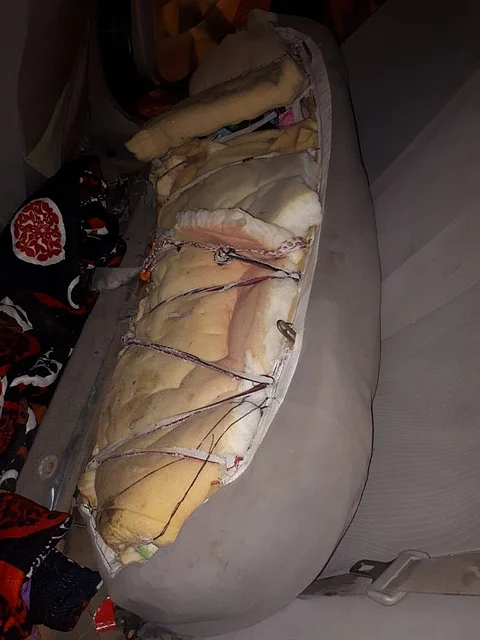 الإطاحة بمواطن استغل زوجته وابنه لتهريب 80 حزمة قات بعسير