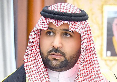 نائب أمير جازان ينقل تعازي القيادة لوالد وذوي الشهيد الفيفي