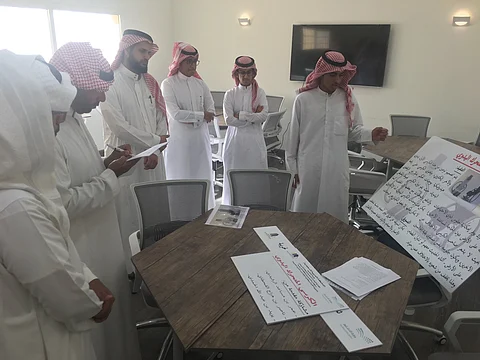 شاهد .. طلاب يبتكرون كرسياً يُجلس ذوي الإعاقة على الأرض بلا مساعدة