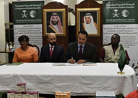 مركز الملك سلمان للإغاثة يسلّم دفعة المساعدات الأولى لـ"بوركينا فاسو"