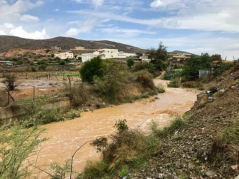بالفيديو والصور.. أمطار غزيرة على البشائر تسيل الأودية وتشكل شلالات