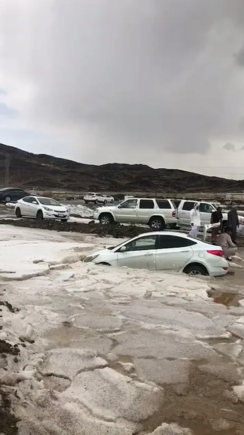 شاهد من عسير .. "البَرَد الكثيف" يحتجز سيارات ومتنزهون يخرجونها بالحبال