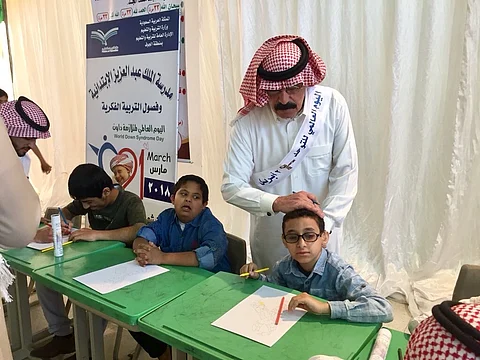 ابتدائية الملك عبدالعزيز بسكاكا تحتفل بيوم التوحد العالمي وتكرِّم "سبق"