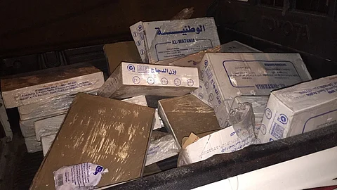 شاهد.. "أمن الطرق" توقف وافداً نقل لحوماً ودجاجاً داخل حوض سيارة بالشرقية