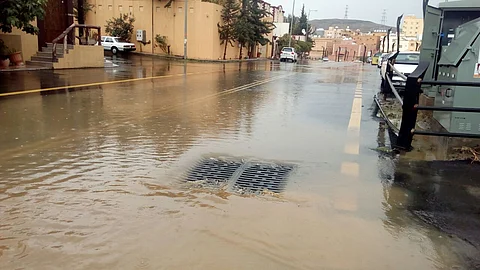 أمانة عسير تباشر 17 بلاغاً عن مواقع تجمعات المياه بعدد من الأحياء