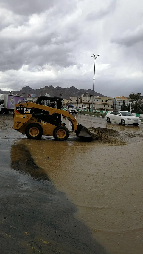 "بلدية تنومة" تباشر أعمالها الميدانية تزامناً مع هطول الأمطار