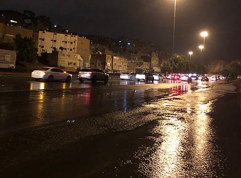 شاهد.. أمطار خفيفة إلى غزيرة مصحوبة بزخات البرد على العاصمة المقدسة