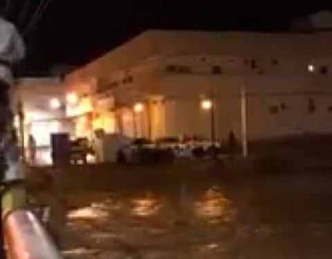 بعد مقطع مغامرة شباب بالسباحة وسط جريان سيول الأفلاج .."المدني" يحذر: نهايتها الغرق