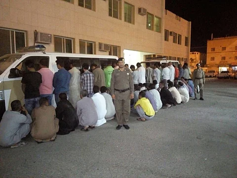 القبض على (2300) مخالف في حملات (وطن بلا مخالف) بمهد الذهب