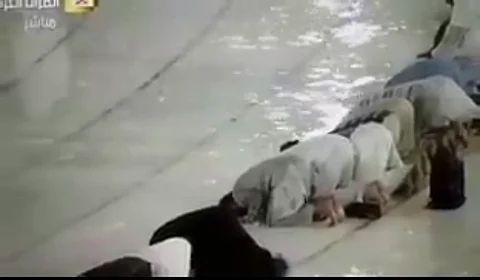 بالفيديو.. المصلون يؤدون صلاة العشاء في الحرم المكي تحت زخات المطر