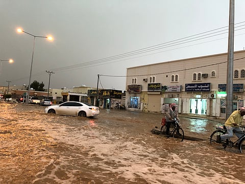أمطار متفرقة تغسل أجواء الأتربة بعفيف.. والبلدية تعلن الطوارئ