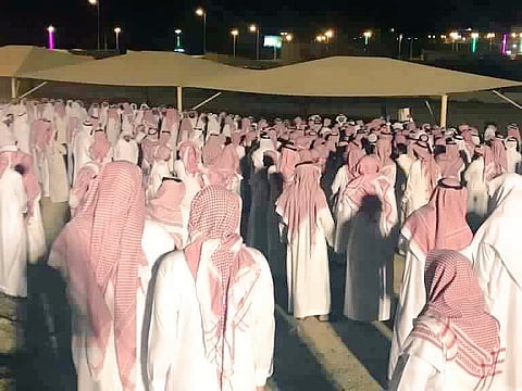 محافظ المخواة يتقدم صفوف المشيعين لجنازة شهيد الواجب "العمري"