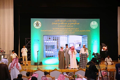 شاهد.. نزلاء سجن المجمعة يستعرضون فنونهم الحرفية ورسوماتهم